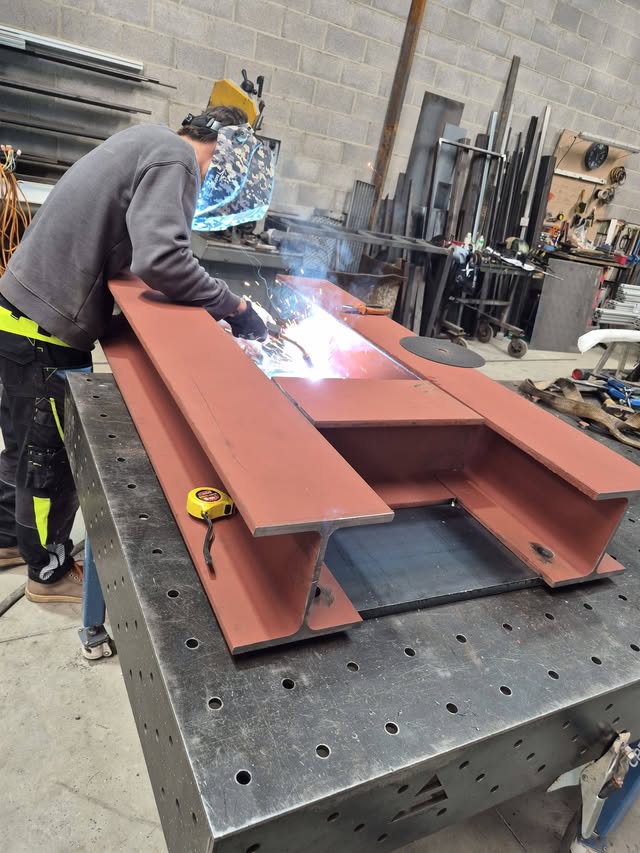 Soudeur CJM & FILS travaillant sur une structure métallique en atelier