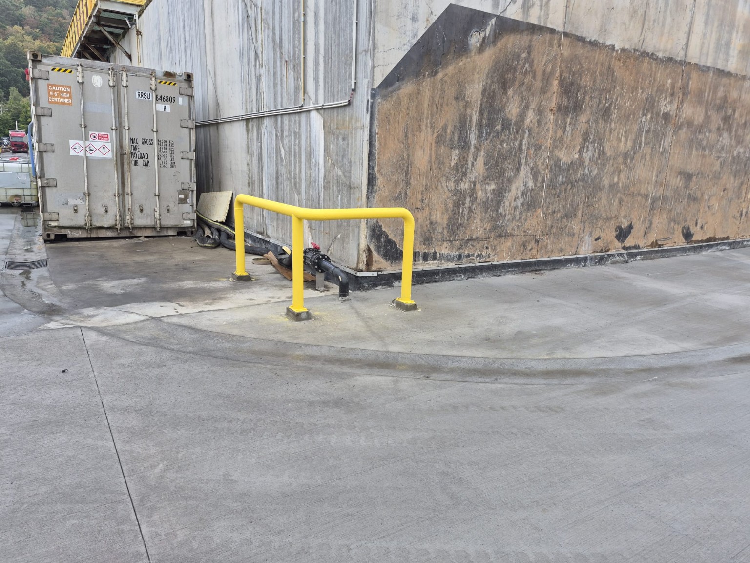 Protection métallique jaune installée à l’extérieur