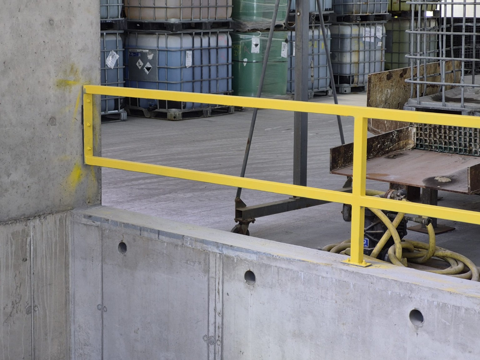 Garde-corps métallique jaune posé en zone industrielle