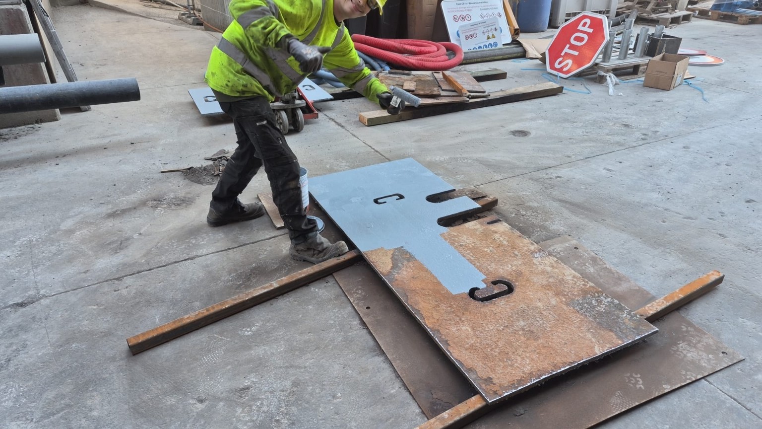Découpe et ajustement des plaques métalliques