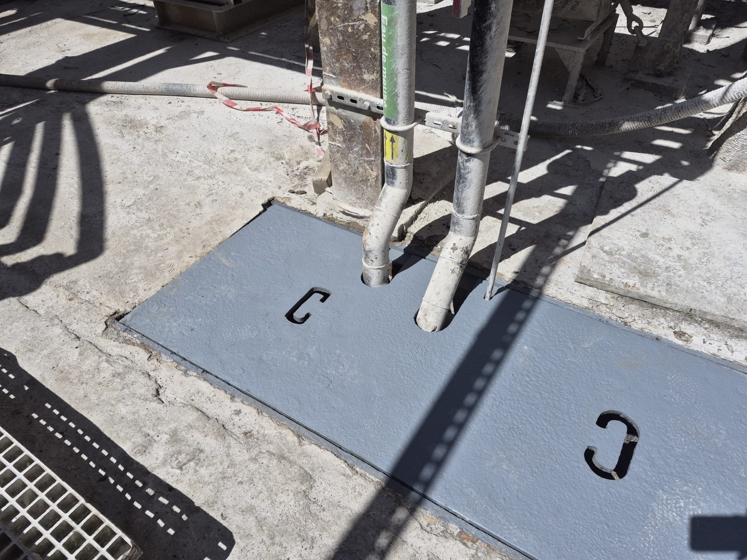 Trappes métalliques ajustées autour des conduites