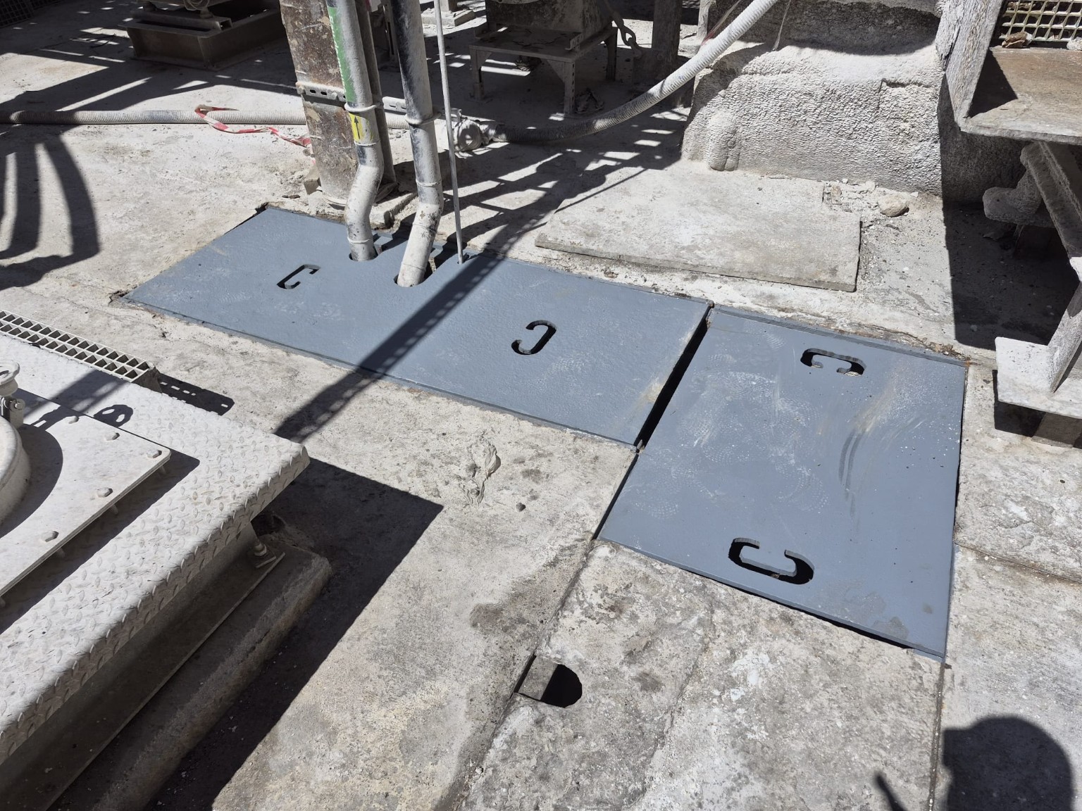 Ensemble de trappes métalliques posé sur le chantier