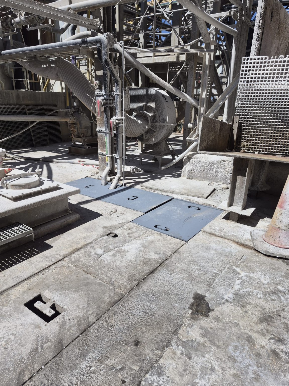 Trappe métallique installée dans la zone industrielle