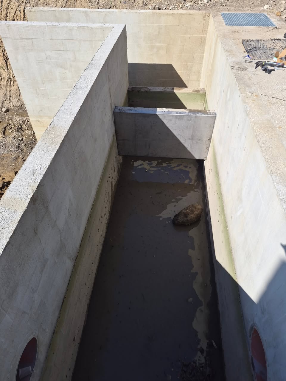 Détail de la tôlerie inox ajustée à l’ouvrage