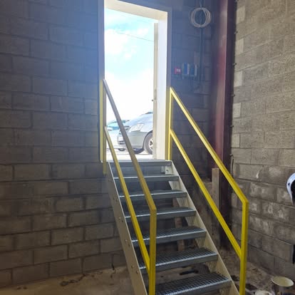 Escalier métallique CJM & FILS installé devant une ouverture