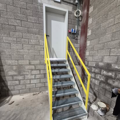 Vue latérale de l’escalier métallique installé