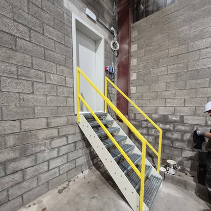Escalier et garde-corps métalliques après installation