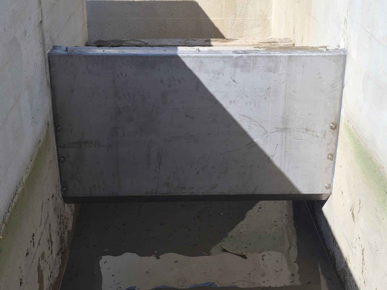 Élément de tôlerie inox posé dans un ouvrage en béton